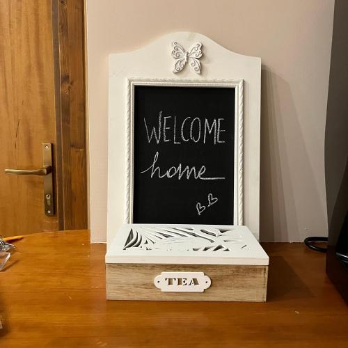 a blackboard with a welcome home sign in a box at Donna Viruzza in Schiavonea