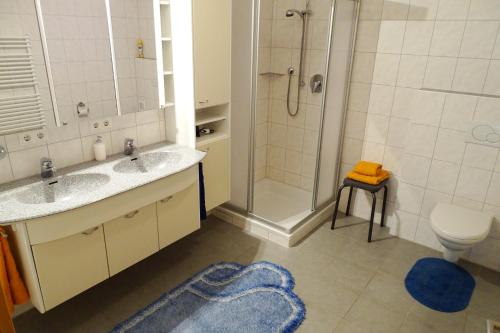 y baño con 2 lavabos, ducha y aseo. en Apartment Mountain View, en Fliess