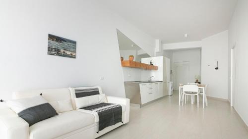 Η κουζίνα ή μικρή κουζίνα στο Rivazzurra Homes - C
