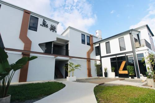 an exterior view of a white building at 琉球鳥巢旅店 in Xiaoliuqiu