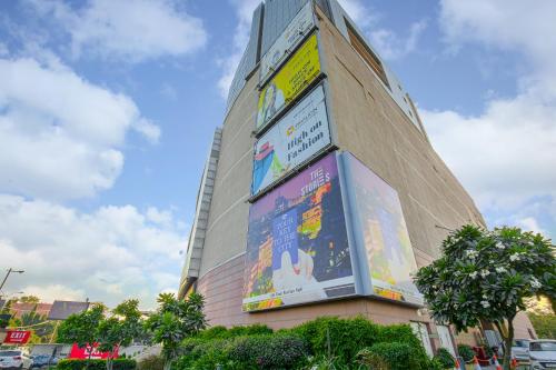 un edificio con una gran señal en el costado en The Stories Hotel, en Ludhiana