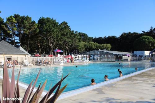 une grande piscine avec des gens dans l'eau dans l'établissement RESPIRE, à Quiberon