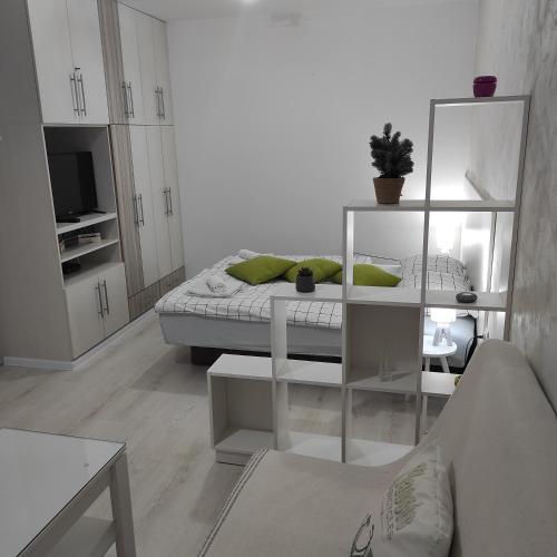 ein weißes Wohnzimmer mit einem Bett und einem Sofa in der Unterkunft Apartman Jevrejska Banja Luka in Banja Luka