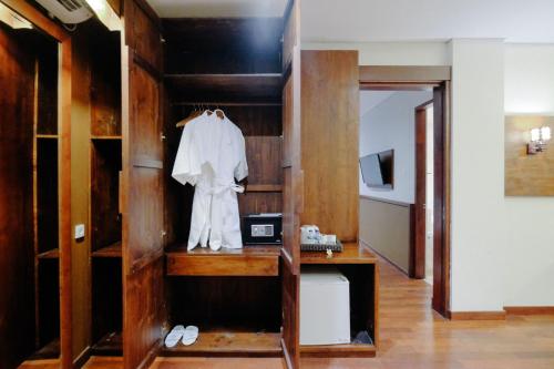 a dressing room with a white robe on a shelf at djabu Seminyak Hotel in Seminyak