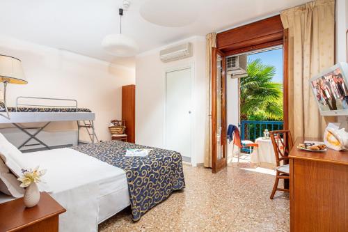 una camera con letto e balcone di Hotel Horizonte a Bibione