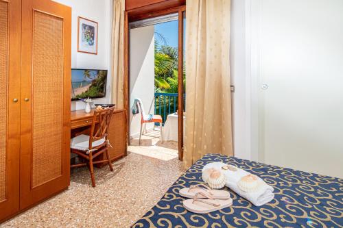 a hotel room with a bed with a desk and a computer at Hotel Horizonte in Bibione