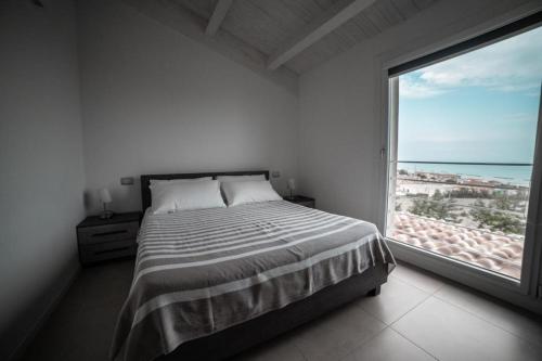 1 dormitorio con cama y ventana grande en Agriturismo Il Colle Dei Lecci, en Ancona