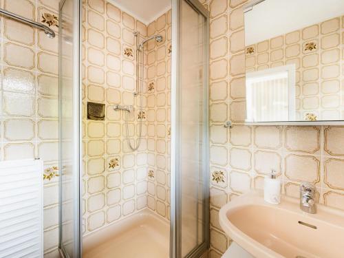 ein Bad mit einer Dusche und einem Waschbecken in der Unterkunft Haus Sabine - Familienzimmer 1 in Braunlage