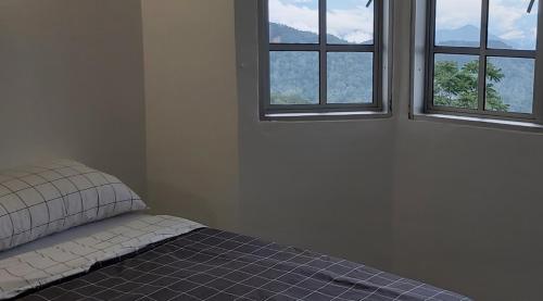 1 dormitorio con 2 ventanas y 1 cama. en B551 Silverpark Resort, en Petaling Jaya