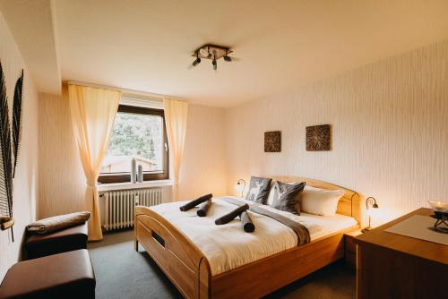 ブラウンラーゲにあるKleiner Bergzauberのベッドルーム1室(ベッド1台、デスク、窓付)