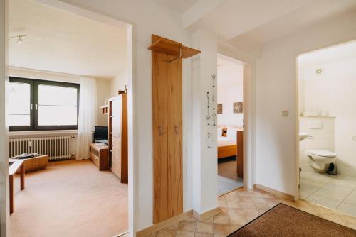 ブラウンラーゲにあるKleiner Bergzauberのバスルームとベッドルームが備わる2つの景色を望む客室です。