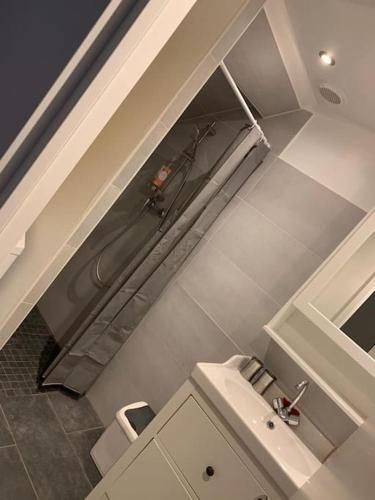 une vue aérienne d'une salle de bain avec un lavabo dans l'établissement F3 avec Jardin, Calme, Fôret, Barbizon, à Chailly-en-Bière