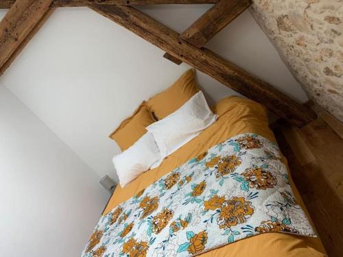 a bedroom with a bed in a attic at F3 avec Jardin, Calme, Fôret, Barbizon in Chailly-en-Bière