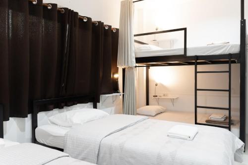 プラチュワップキーリーカンにあるMunruk Hostelのベッドルーム1室(二段ベッド2台、鏡付)