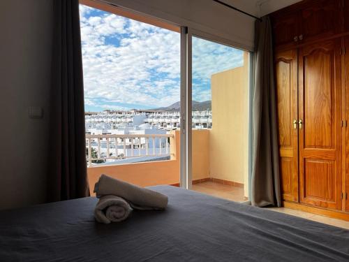 una camera da letto con un letto e una grande finestra di Casa Jerome a Playa Paraiso
