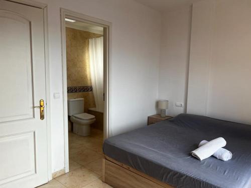 a bedroom with a bed and a bathroom with a toilet at Casa Jerome in Playa Paraiso