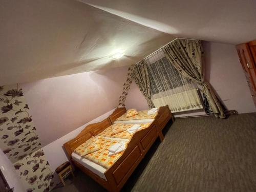Ένα ή περισσότερα κρεβάτια σε δωμάτιο στο Casa de vacanță M&D