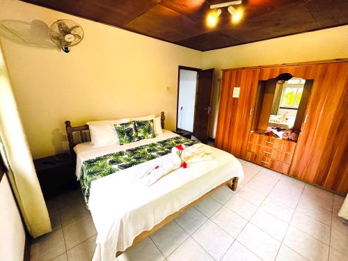 een slaapkamer met een bed in een kamer bij 88 Days Self Catering Holidays & Accomodation in Baie Lazare Mahé