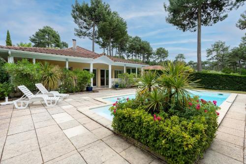 une villa avec piscine et une maison dans l'établissement Villa piscine pour 8 à Lacanau, à Lacanau