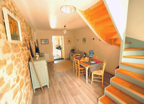 eine Küche und ein Esszimmer mit einem Tisch und einer Treppe in der Unterkunft Camping Duguesclin in Saint-Coulomb