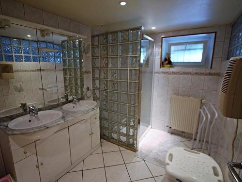 Ванная комната в Gîte Granges-Aumontzey-Aumontzey, 4 pièces, 6 personnes - FR-1-589-23