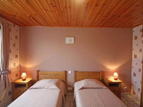 Ένα ή περισσότερα κρεβάτια σε δωμάτιο στο Gîte Fontenoy-le-Château, 3 pièces, 4 personnes - FR-1-589-69