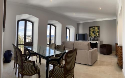 ein Wohnzimmer mit Tisch und Stühlen und einer Couch in der Unterkunft Apartamentos Casa-Palacio Santa Pola in Ronda