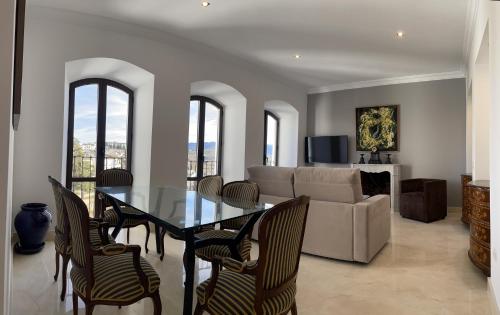 un soggiorno con tavolo, sedie e divano di Apartamentos Casa-Palacio Santa Pola a Ronda