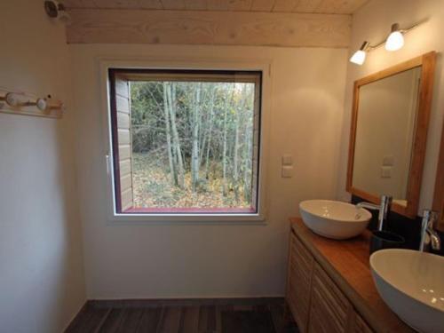 uma casa de banho com 2 lavatórios e uma janela em Gîte Fraize, 4 pièces, 6 personnes - FR-1-589-112 em Fraize