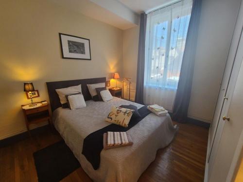 um quarto com uma cama com duas almofadas em Gîte Épinal, 3 pièces, 5 personnes - FR-1-589-92 em Épinal