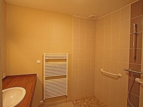un bagno con lavandino e doccia di Gîte moderne à Rebeuville, proche Neufchâteau, 3 ch., accès PMR, pêche, WIFI, tout inclus - FR-1-589-157 a Rebeuville