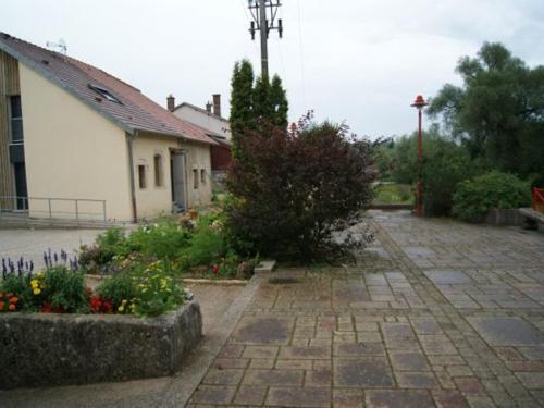 Giardino di Gîte moderne à Rebeuville, proche Neufchâteau, 3 ch., accès PMR, pêche, WIFI, tout inclus - FR-1-589-157