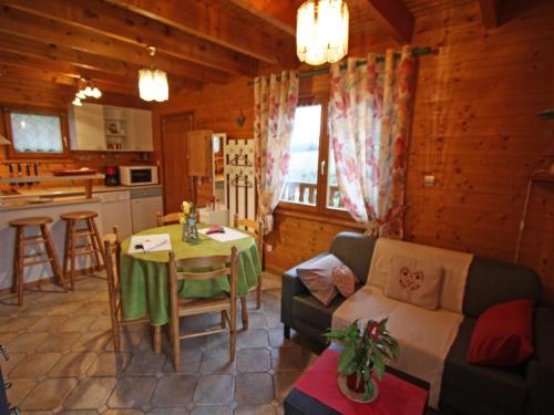 un salon avec un canapé et une table et une cuisine dans l'établissement Charmant Chalet Vosgien – Idéal Couple/Curistes – Calme et Nature – Proche Plombières-les-Bains - FR-1-589-230, à Le Val-dʼAjol