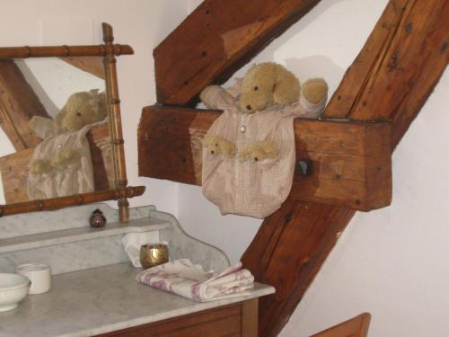two teddy bears are on a shelf in a room at Maison de caractère avec jardin, terrasse et équipements pour grandes familles au Val-d'Ajol - FR-1-589-169 in Le Val-dʼAjol