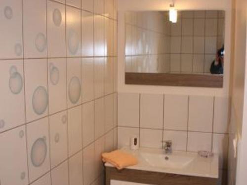 ein Bad mit einem Waschbecken und einem Spiegel in der Unterkunft Gîte Le Tholy, 4 pièces, 6 personnes - FR-1-589-217 in Le Tholy