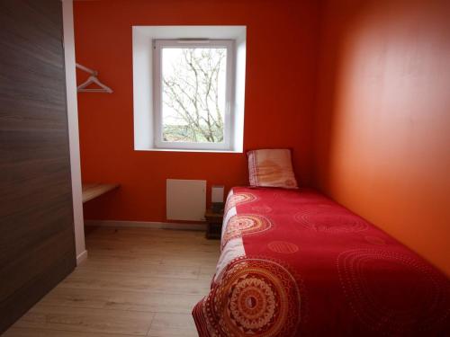 Habitación roja con cama y ventana en Gîte Removille, 3 pièces, 4 personnes - FR-1-589-370, en Rémoville