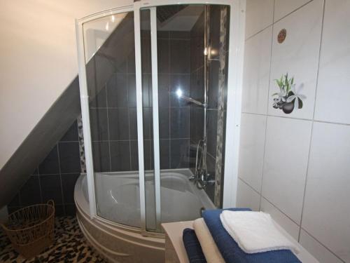 Koupelna v ubytování Gîte chaleureux avec terrasse, proche sentiers de randonnée, équipements inclus, à 30min de Saint-Dié - FR-1-589-381