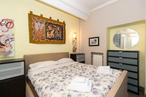 um quarto com uma cama e um espelho em San Salvario Stylish Apartment em Turim