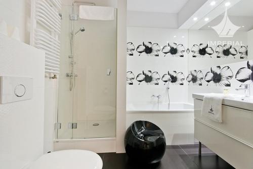 ソポトにあるImperial Apartments - Valorのバスルーム(シャワー、トイレ、シンク付)