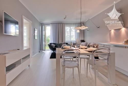 ソポトにあるImperial Apartments - Valorのキッチン、ダイニングルーム(テーブル、椅子付)