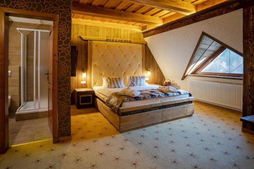 Säng eller sängar i ett rum på Hotel Strachanovka - Jánska Koliba