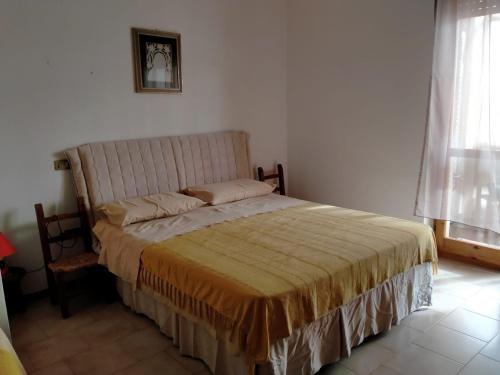 - une chambre avec un lit dans l'établissement La casedda di Zietta, à Aggius