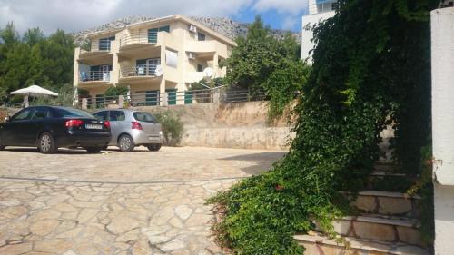 Το κτήριο όπου στεγάζεται  το διαμέρισμα