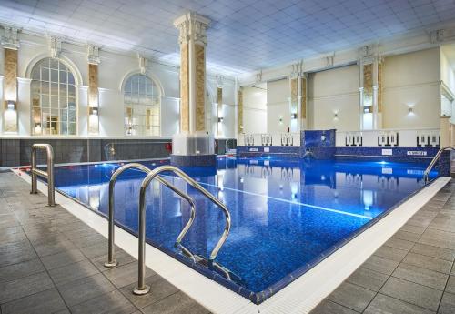 une grande piscine d'eau bleue dans l'établissement The Dilly, à Londres