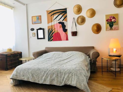 une chambre avec un lit et un tableau au mur dans l'établissement Bienvenue à la Galerie des Sablons, à Saint-Malo