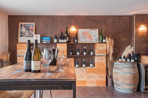 - une salle de dégustation avec des bouteilles de vin sur une table dans l'établissement Chambres d'hôtes - Domaine de Cristia, à Courthézon