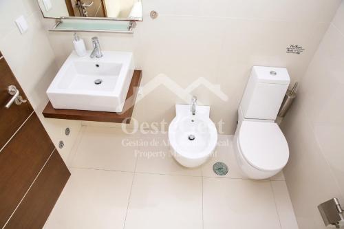 La salle de bains est pourvue de toilettes et d'un lavabo. dans l'établissement Villa Azinhança do Mar, à Lourinhã