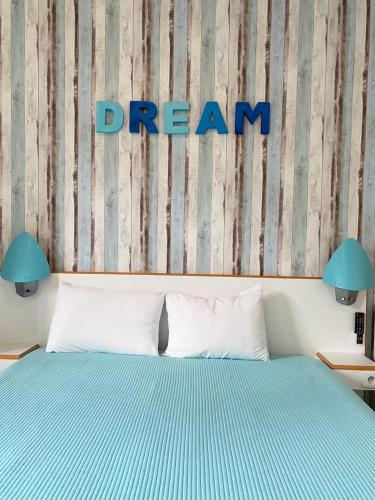hotel l'échappée d'oléronにあるベッド