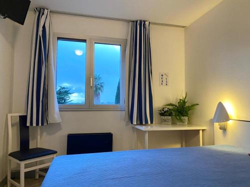 hotel l'échappée d'oléronにあるベッド