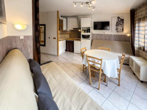 uma sala de estar com uma mesa e uma cozinha em Apartamentos Varios Nievesol Avda. Encamp em Pas de la Casa